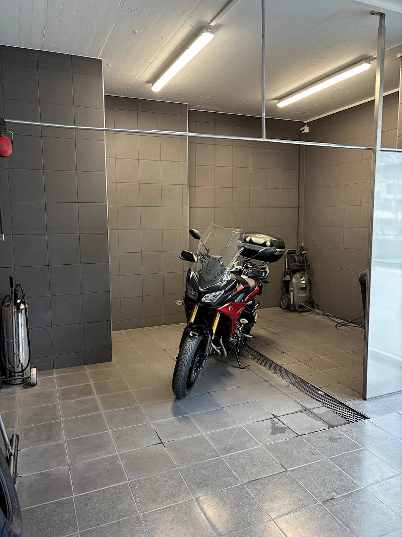 Professionelle Motorradpflege & Waschanlage